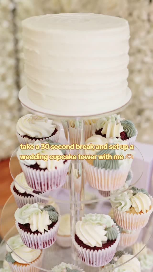 💒 cupcake tower 💒
🧁 a very sweet alternative to a big wedding cake - a cupcake tower!
🍰 5" mini vanilla cake, vanilla cupcakes with milk chocolate ganache and red velvet cupcakes with white chocolate ganache
🫒 olive greens and white colo