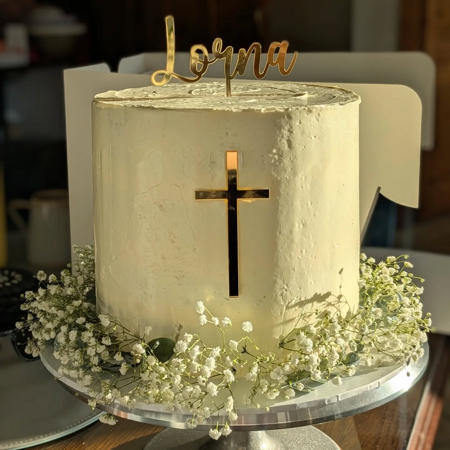 🤍 communion season 🤍
✨ the lighting was a paid actor 🫶🏼
🍰 vanilla sponge with buttercream and jam filling
🌸 floral decor around the base
🫶🏼 toppers provided by customer
💅🏼 first communion weekend of the year done and dusted! Thanks so mu