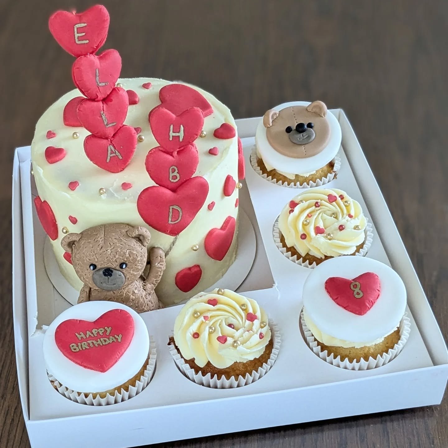❤️ birthday balloons ❤️
🍰 vanilla cake with fresh cream filling
🧁 vanilla cupcakes
🎈 a 'beary' cute medium bento
🐰 hope the Easter bunny treats you all well tomorrow and enjoy the long weekend 🥰
.
.
.
#kerry #killarney #tralee #killorglin