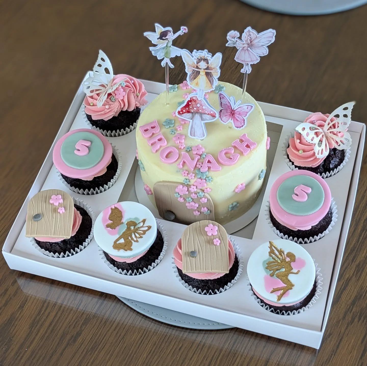 🧚🏼‍♀️ fairy doors 🧚🏼‍♀️
🍰 chocolate mini cake with chocolate ganache
🧁 chocolate cupcakes
🧚🏼‍♀️ fairy themes are my faaaave it's so cute!
✨ card toppers by @inked.hibiscus.designs
🩷 fondant toppers by me