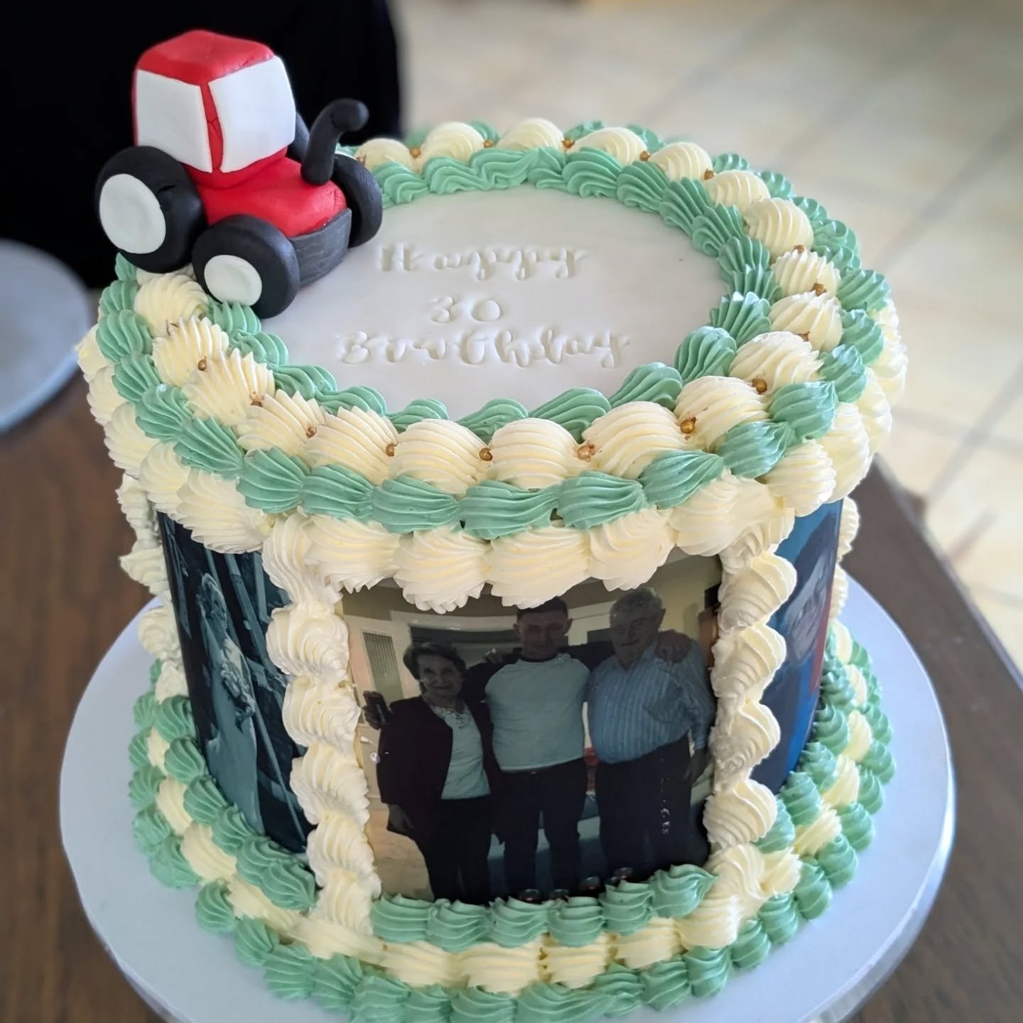 📸 memory cake 📸
🍰 8" chocolate biscuit cake with chocolate ganache
🫶🏼 a cute modern way to have photos on your celebration cake, great for milestone birthdays!
.
.
.
#cake #kerry #killarney #killorglin #tralee #celebrationcake #birthda
