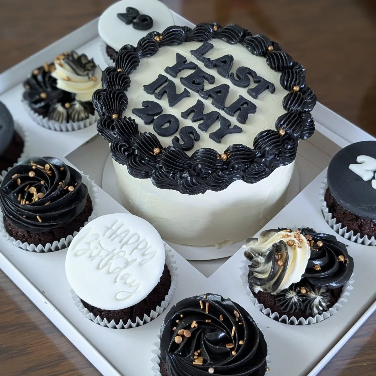 🖤🤍 monochrome 🖤🤍
🤌🏼 sophisticated vibes for this 29th birthday bento 🥳
🍰 chocolate mini cake
🧁 chocolate cupcakes
.
.
.
#cake #bentobox #kerry #killarney #tralee #birthdaycake