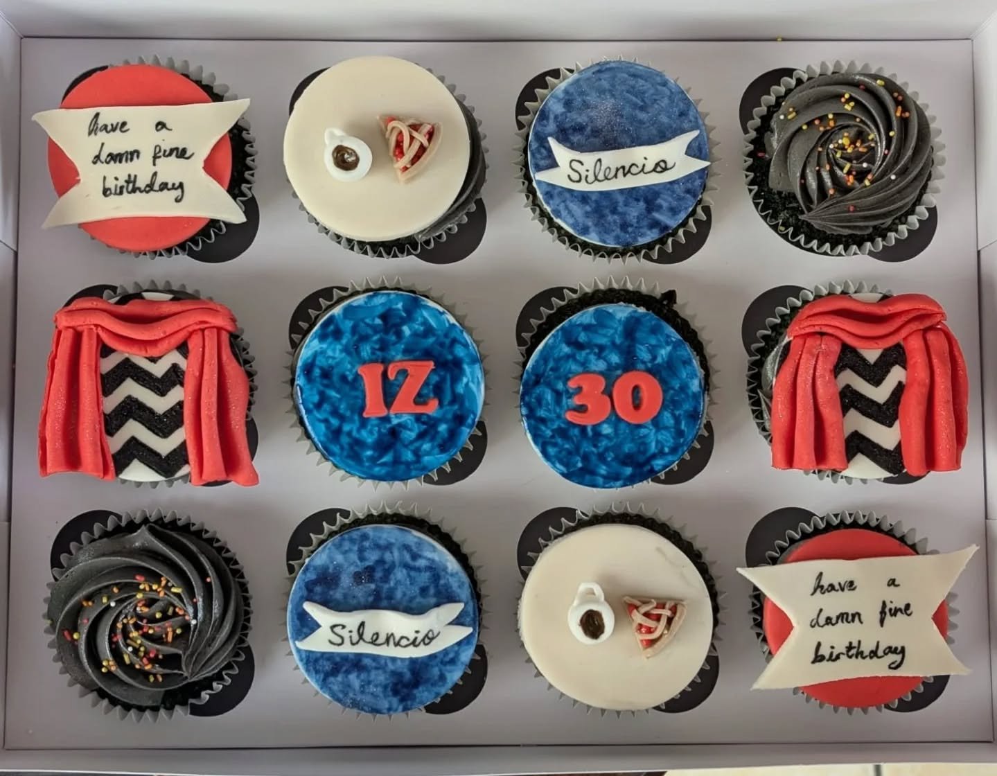 ☕ 🌲 David Lynch-ian cupcakes 🎥 ⛰️
🥧 a moment for these David Lynch themed cupcakes
☕ Twin Peaks, Blue Velvet, Mulholland Drive
🧁 the cupcakes were also blue velvet 🫶🏼
.
.
.
#cupcakes #davidlynch #kerry #killarney #tralee #killorglin #twin