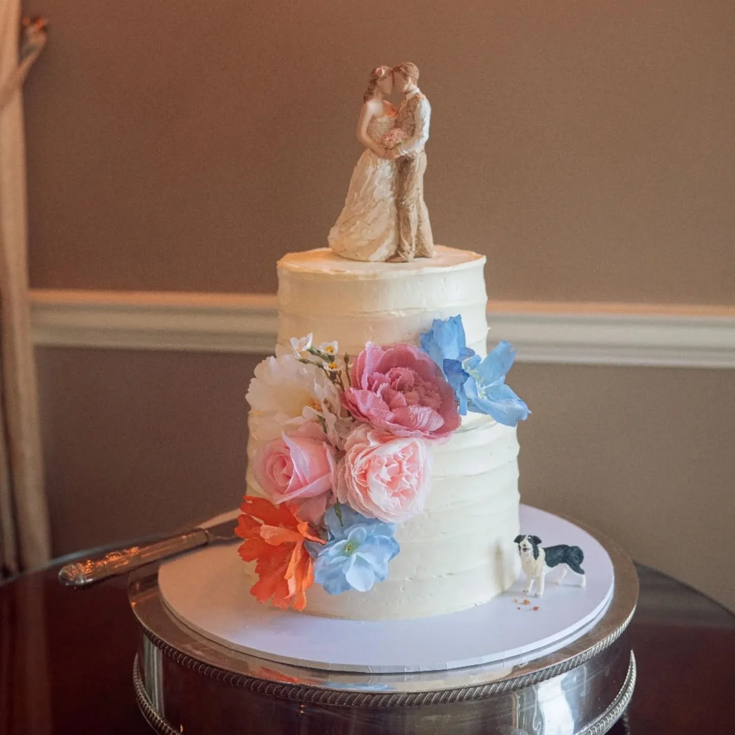 💍 every love story deserves cake, and a pup sneaking crumbs 🐶 🍰💍
🩷 a dream to setup at @sheenfalls
🍰 Vanilla sponge, jam and buttercream bottom layer, decadent chocolate sponge with chocolate ganache filling top layer
🍪 🧁 cookie and cupcake
