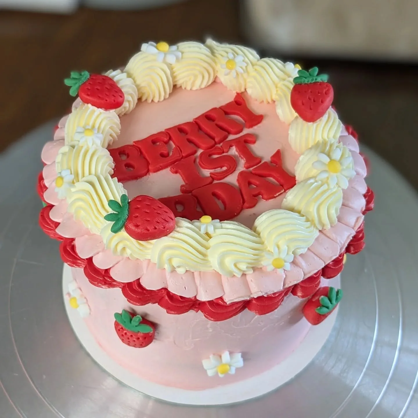 🍓 berry first birthday 🍓
🍰 rich chocolate cake with silky chocolate ganache filling
🧁 chocolate cupcakes
🍓 handcrafted strawberries and flowers, vintage piping 🩷
.
.
.
#cake #bentocake #bentobox #bentocupcakes #kerry #killarney #tralee #ki