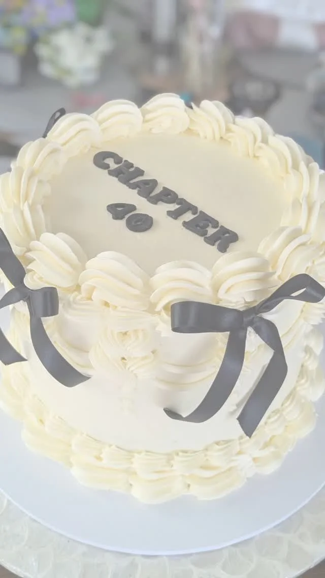 🎀 chapter 40 🎀
🍰 vanilla sponge cake with chocolate ganache filling
🤍 swiss meringue buttercream vintage piping and black bows for a dash of elegance
.
.
.
#kerry #cake #killarney #killorglin #tralee #forty #40 #birthdaycake #lambethcake