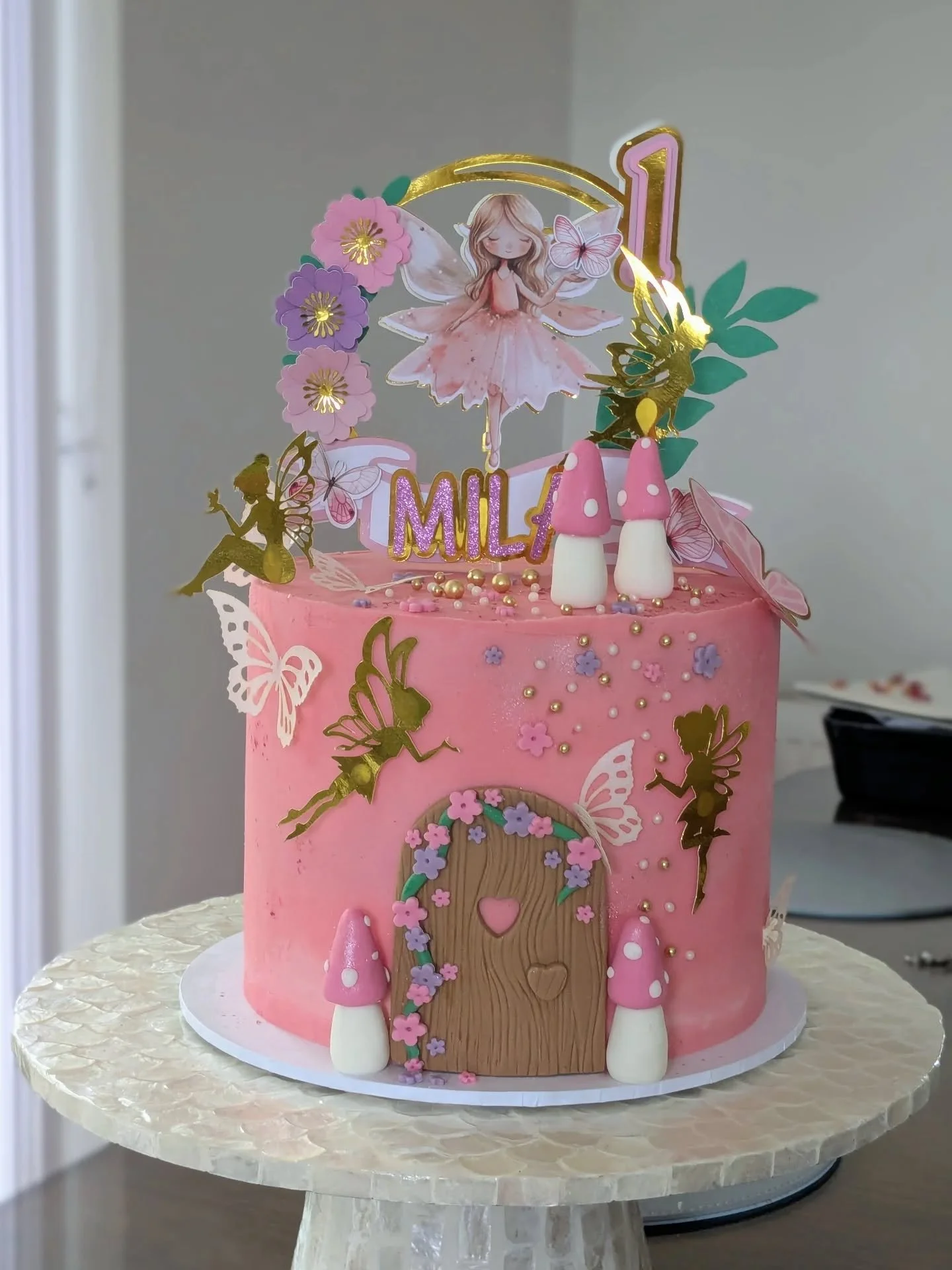 🧚🏼‍♀️ fairy first birthday 🧚🏼‍♀️
✨ a very cute fairy garden cake was the request for Mila's first birthday cake
🍰 vanilla sponge filled with chocolate ganache
🍄 decorated with enchanted handcrafted details and extra special toppers (i