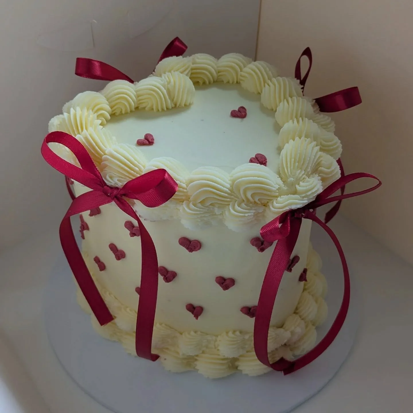 vintage heart cakes 🤝🏼 my happy place
🍰 red velvet cake with white chocolate ganache filling
❤️ vintage piping, burgundy hearts and ribbons
.
.
.
#cake #kerry #killarney #tralee #killorglin #customcakes #birthdaycake #vintageheartcake