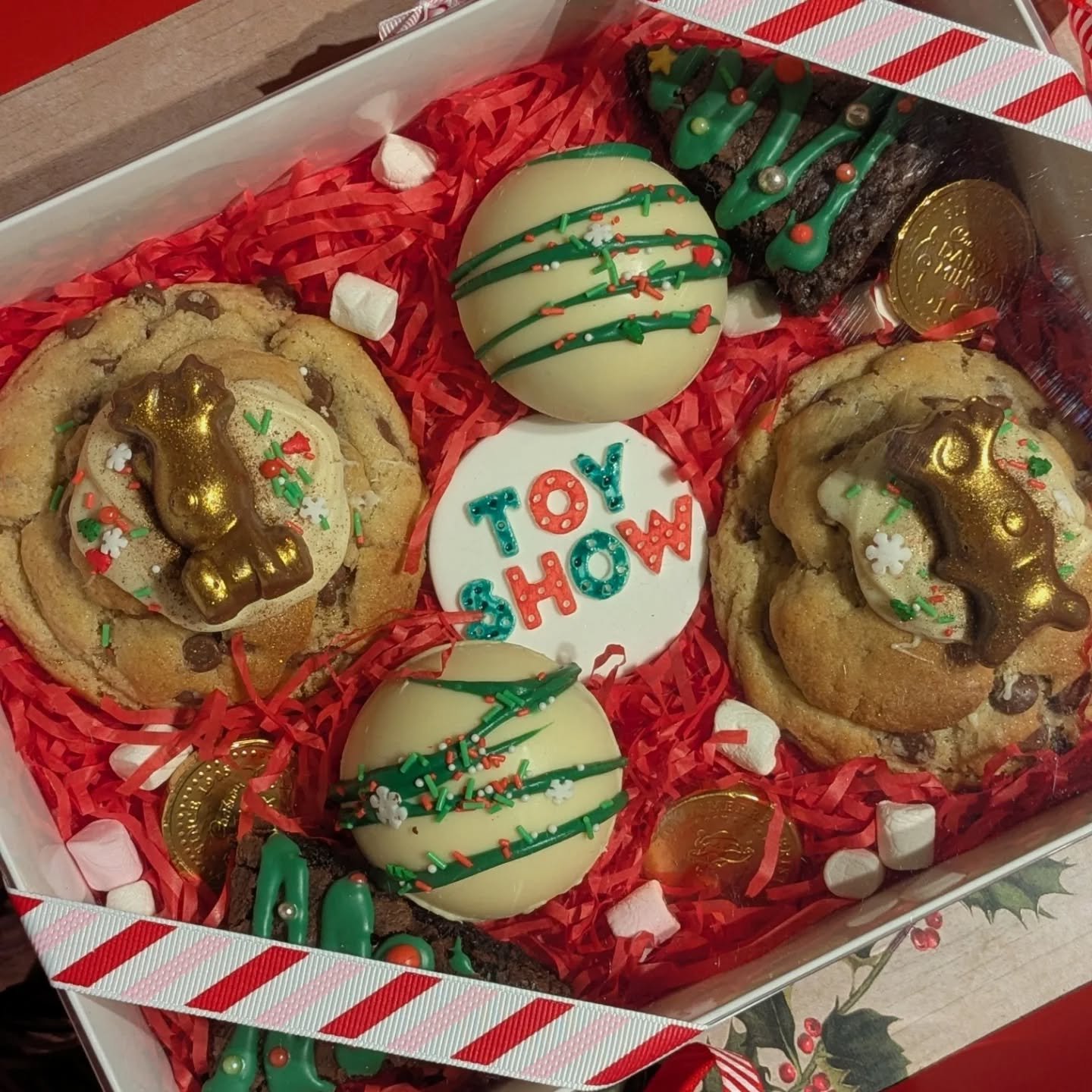 ✨ Cookies and Cocoa for the Late Late Toy Show ✨
🍪 Large treat box packed with two chunky Malteser cookies, two fudgy brownies, and two Belgian chocolate hot chocolate bombs and a hand painted Toy Show topper &euro;22
☕ Small box includes one chunky