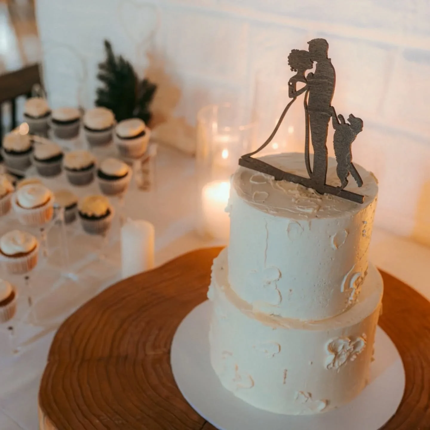 🤍 Freya and David 🤍

💍 a delicately textured floral wedding cake theme
🧁 matching cupcakes and vegan, gluten free chocolate biscuit cake 
🎄 Vaughan's was beautifully set up with a warm and cosy Christmas vibe ✨

As always, thank you to the beaut