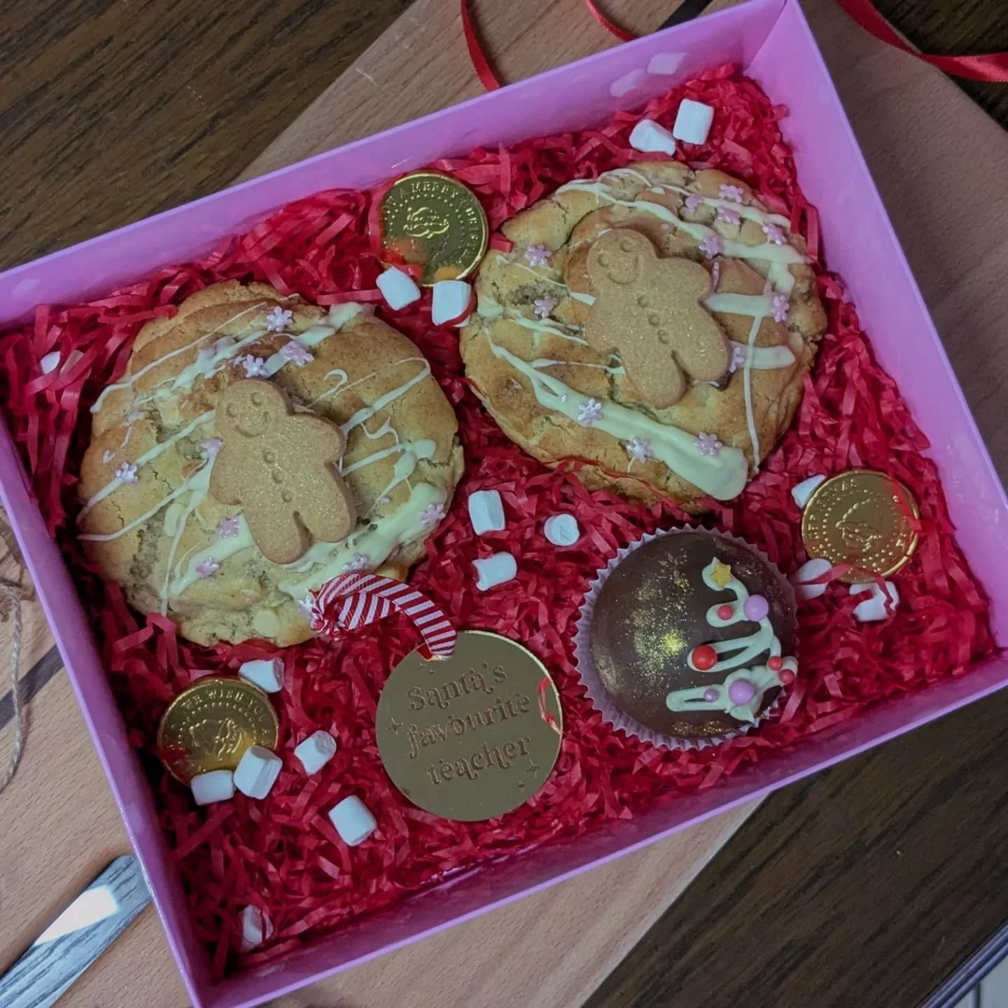 🎄 Santa's Favourite Teacher 🎄

The perfect festive thank you for caring for your little ones!

🍪 two NYC style chunky cookies
☕️ a cocoa or mocha melt
✨ a keepsake 'Santa's Favourite Teacher' acrylic ornament from @prettyglamcreations

These are a