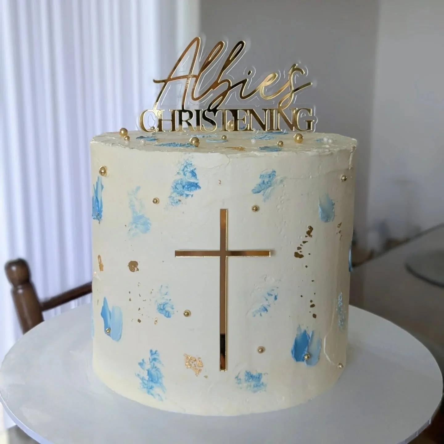 🩵 painted hues of blue 🩵

🍰 red velvet with white chocolate ganache filling for Albie's christening
💙 painted strokes of light and dark blue swiss meringue buttercream with gold leaf accents
✨ gorgeous acrylic toppers by @florentinadesign

.

.

