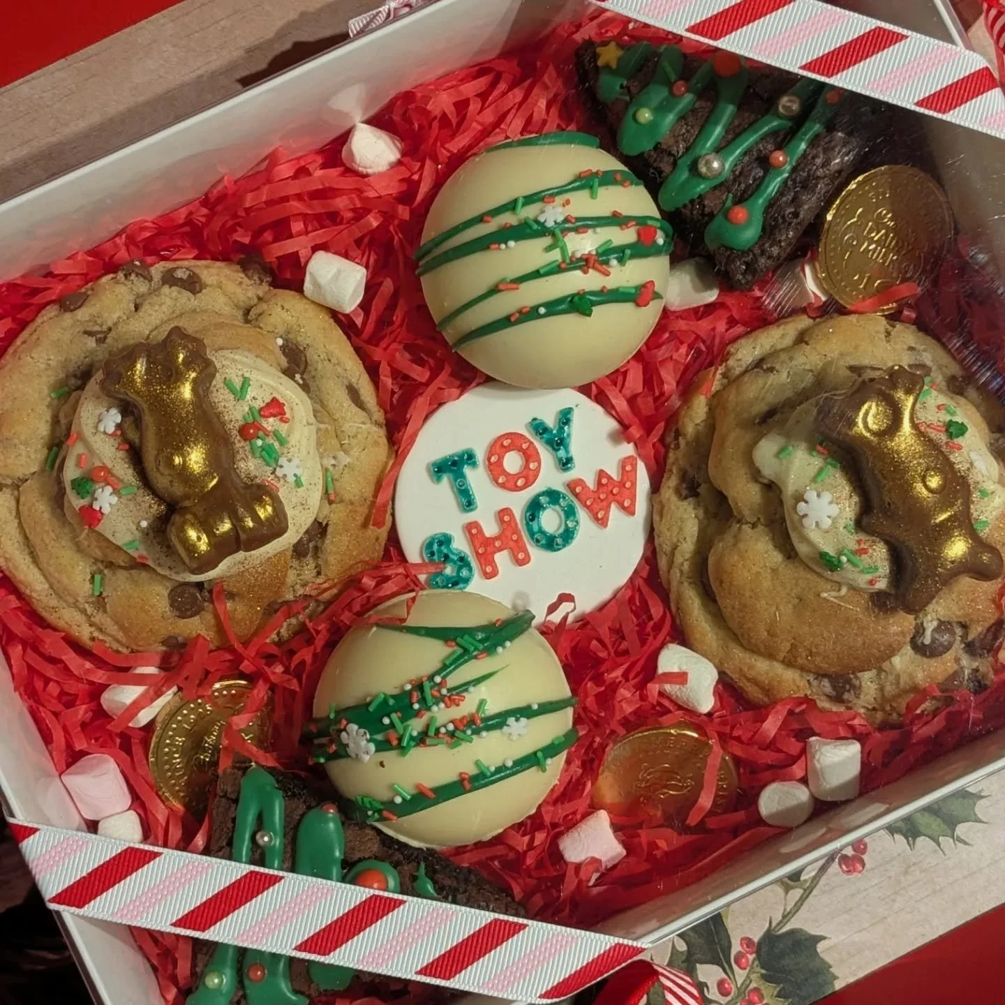 ✨ Cookies and Cocoa for the Late Late Toy Show ✨
🍪 Large treat box packed with two chunky Malteser cookies, two fudgy brownies, and two Belgian chocolate hot chocolate bombs and a hand painted Toy Show topper &euro;22
☕ Small box includes one chunky