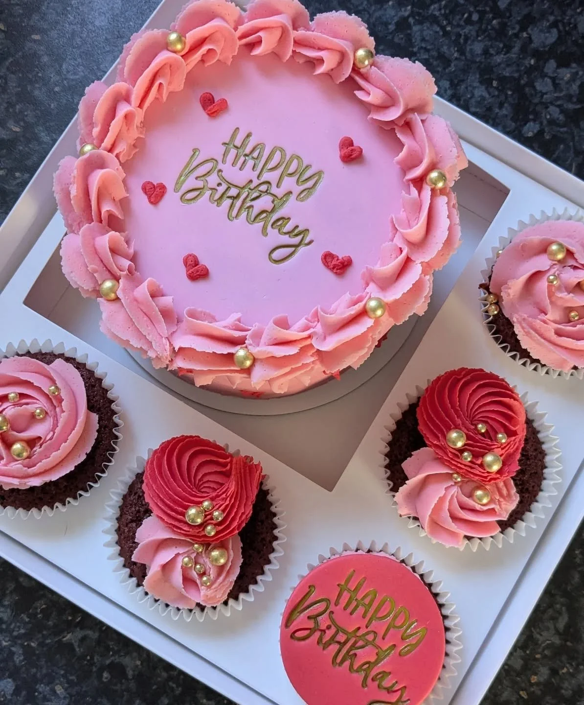 💖 a fitting birthday theme during valentine's weekend!

🍰 vanilla cake
🧁 red velvet cupcakes

✨ bentos are still the cutest way to present your baked goods 🥹

.

.

.

#cake #kerry #killarney #killorglin #baker
