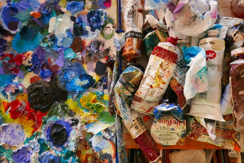 stilleben und künstlerisches Chaos im Atelier von Fatima Tahtali Furrer während des Kreative workshops