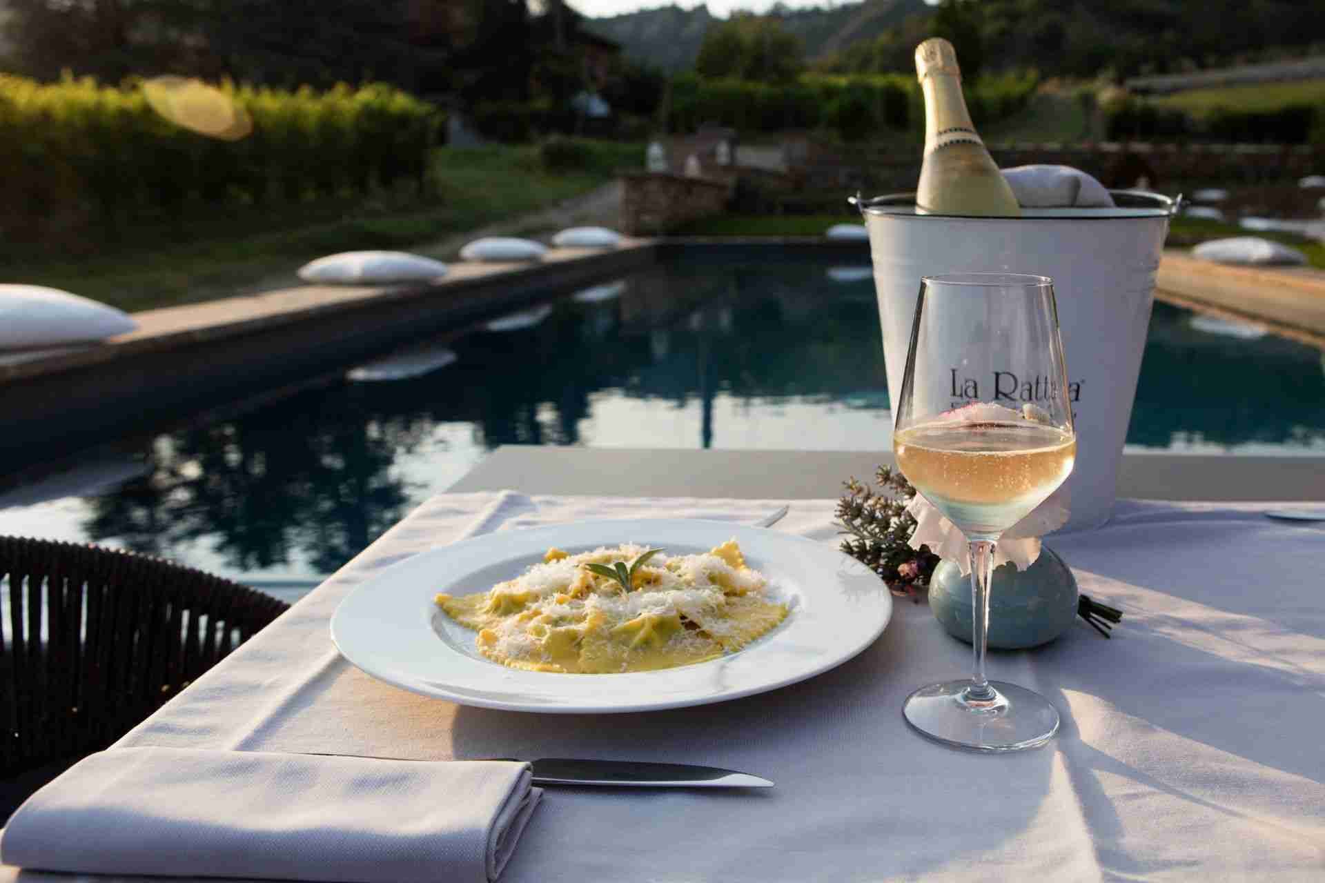 Tenuta La Ratta - Vernasca, Piacenza Emilia Romagna _dine poolside