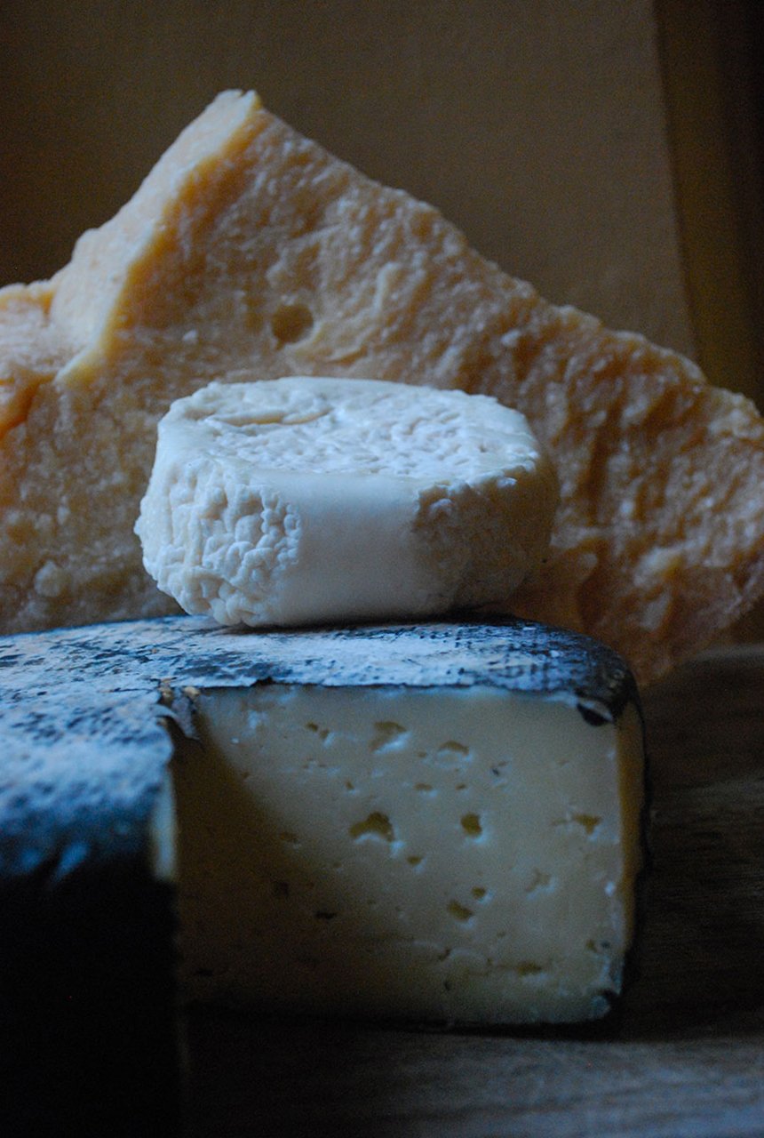 Taglieri dedicati ai formaggi - assorted cheese boards curated by Claudio Musi (Bottega del Parmigiano ) for ANTICA LOCANDA DEL FALCO
CASTELLO DI RIVALTA, PIACENZA Formaggi della Zona
