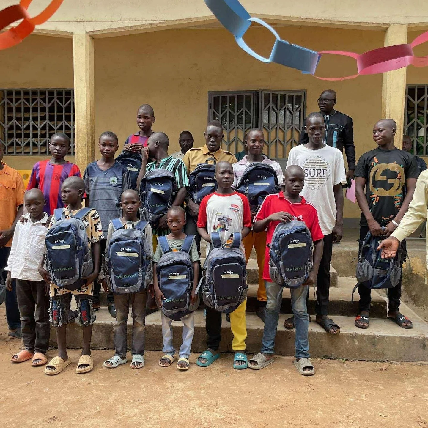 🇨🇲 Gode nyheder fra Garoua! 🇨🇲

Nu er containeren fremme ved drengehjemmet Pearls of the Street &ndash; og begejstringen er stor! 

I for&aring;ret blev der sendt sportsudstyr, skolematerialer, fodboldm&aring;l, borde, stole, senge og meget mere 