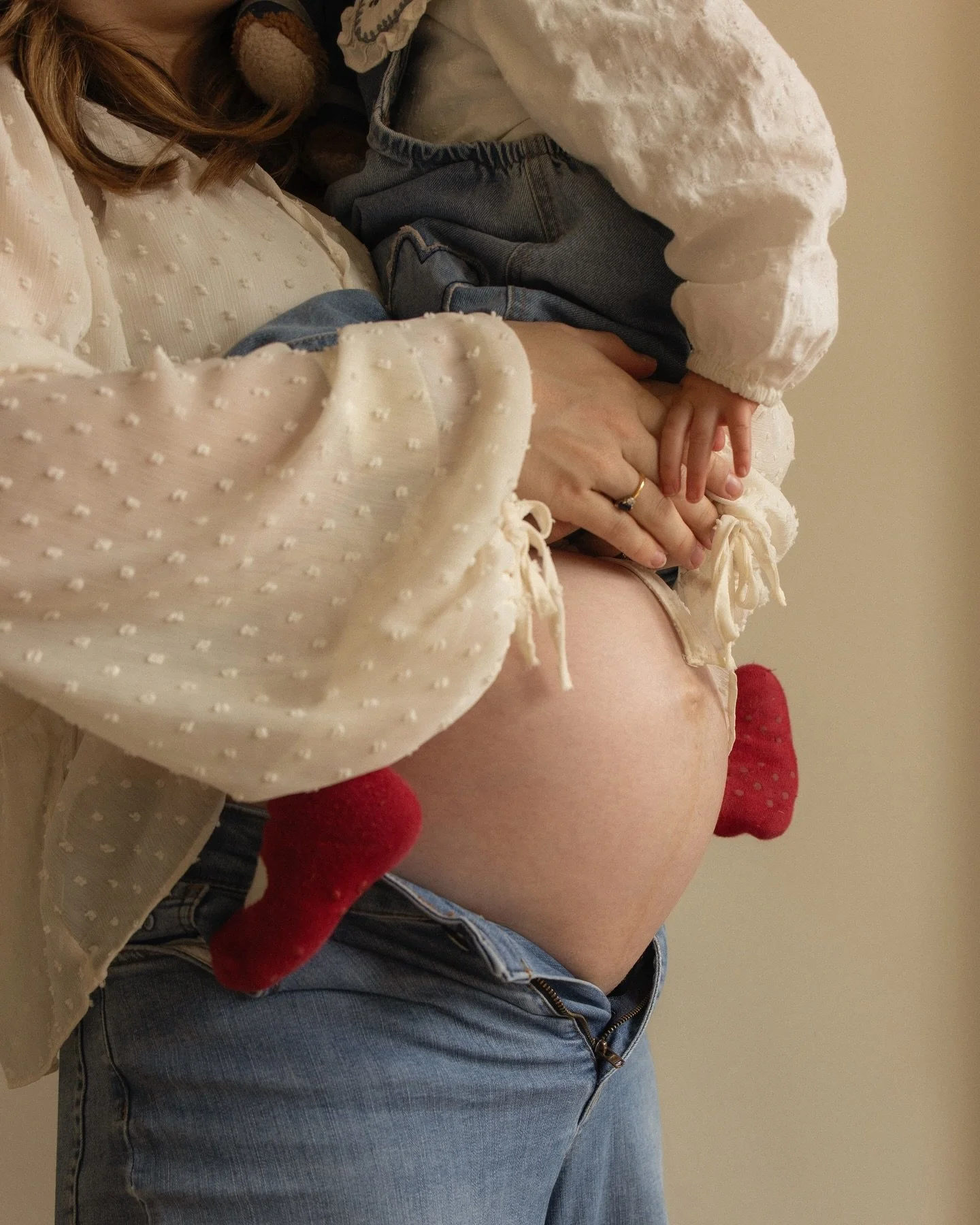 Thuis bij Geertje en haar gezin van bijna vier&hearts;️

We begonnen rustig in de woonkamer, daarna ging Marie nog even koffie zetten met haar vader. Iets wat ze altijd samen doen en precies dat soort dingen wil je onthouden.
Ondertussen werd er gesp