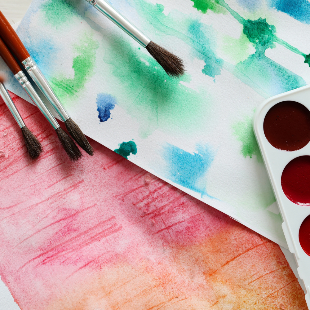 Aquarellfarben und Blätter