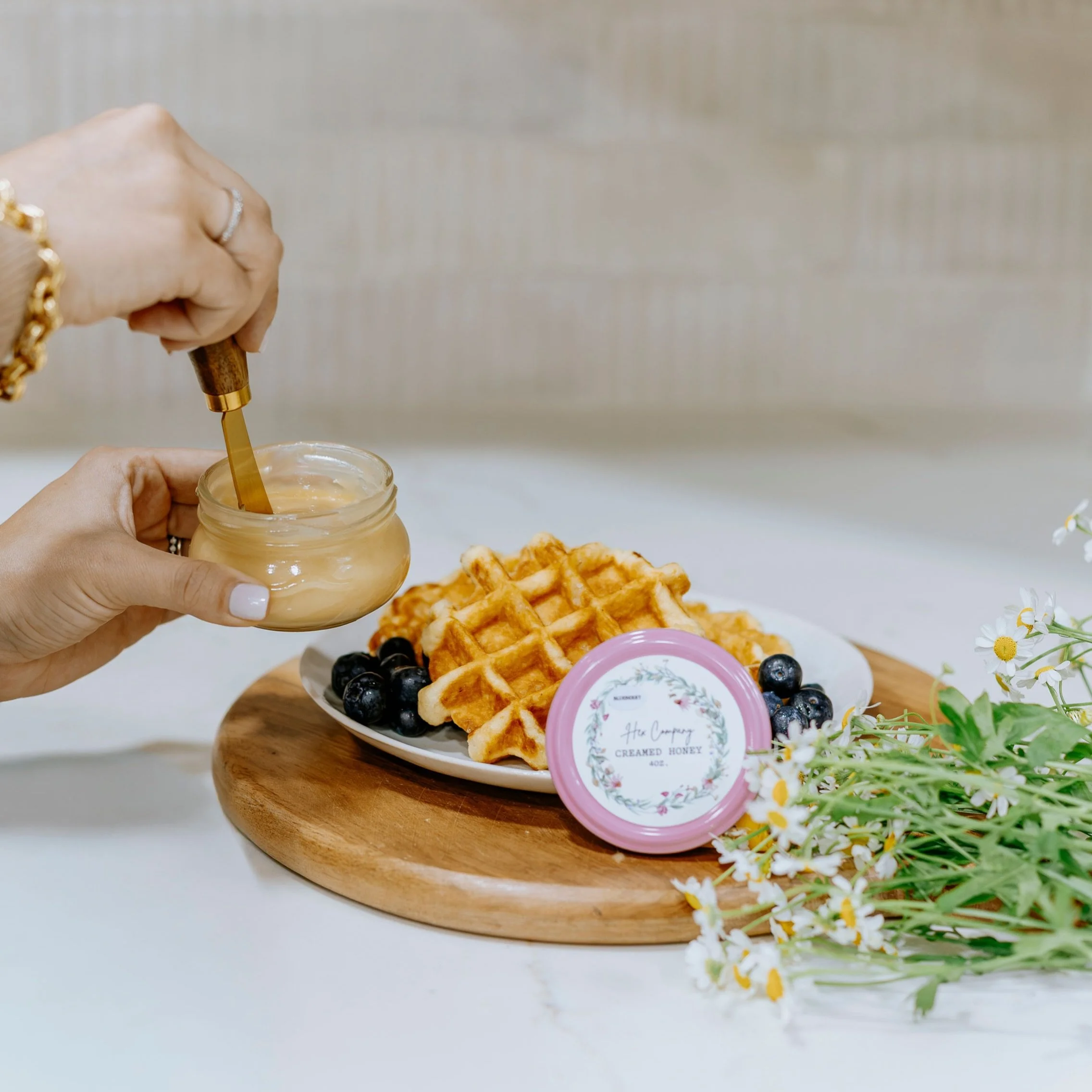 One more thing to check off your back-to-school list&hellip; a gift your child&rsquo;s teacher will enjoy 🤍🫐

Skip the usual classroom gift and surprise them with our Blueberry Creamed Honey it&rsquo;s a perfect spread on warm waffles, toast, biscu