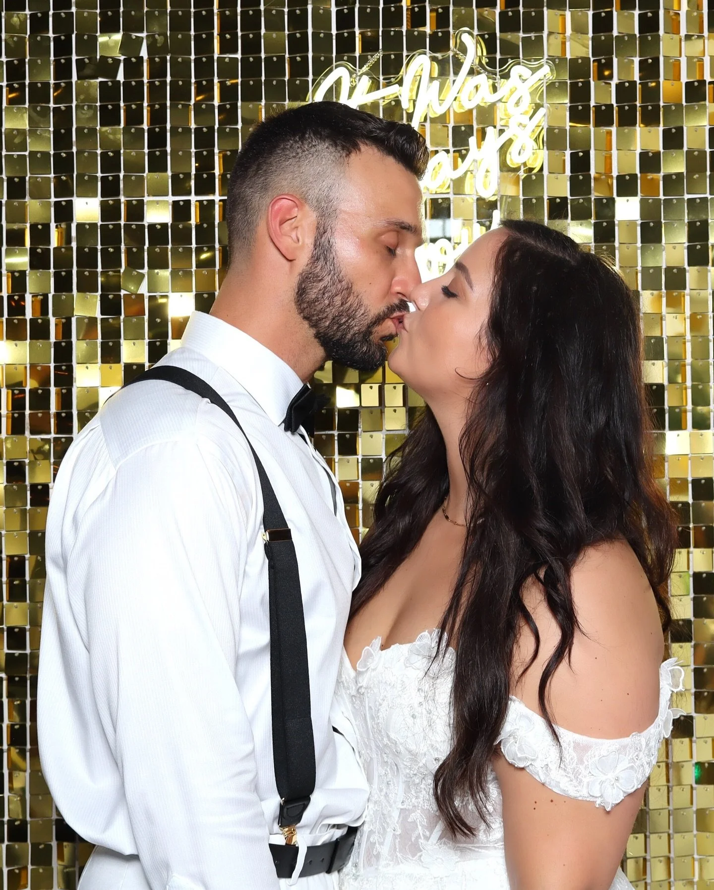 Angela &amp; Zac - 6.28.25 💌

We had so much fun capturing these snaps using a gold backdrop created by the couple. Thank you for letting us be a part of your special day! 

#photobooth #mnwedding #mnweddings #weddingvendors