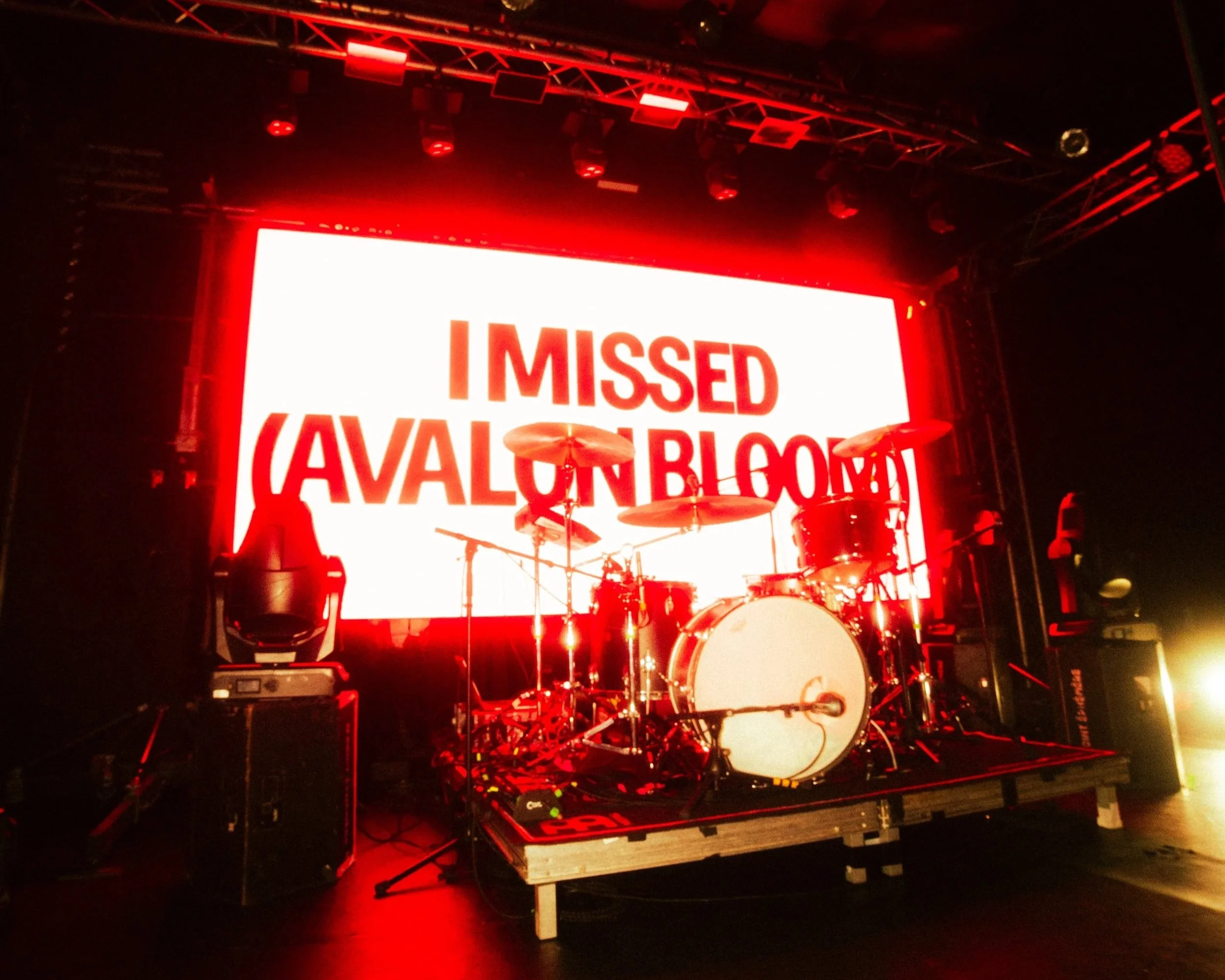 Avalon Bloom play at Pont Ephermere photographed by Arthur Loiseau