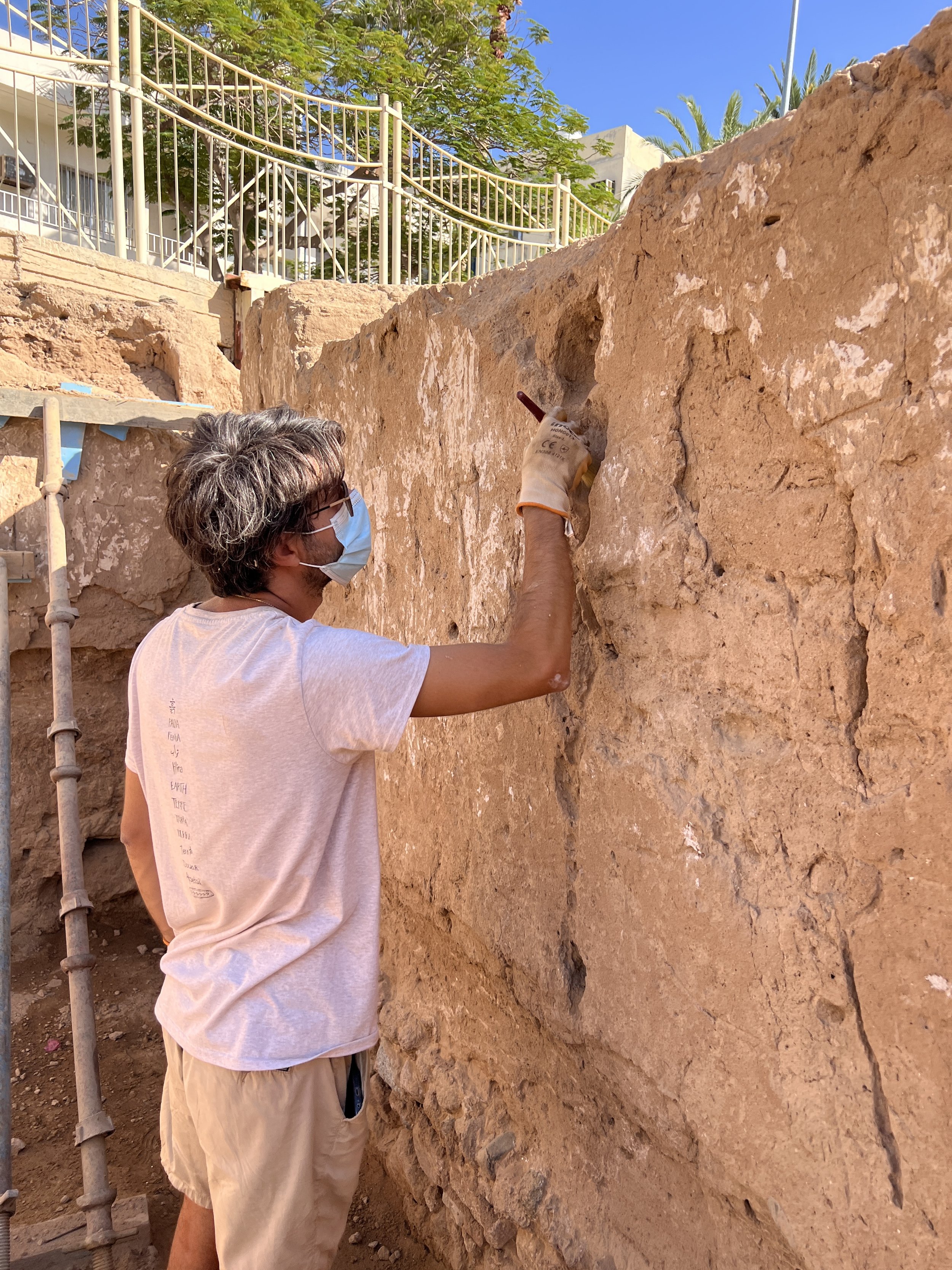 Walls and cracks cleaning 