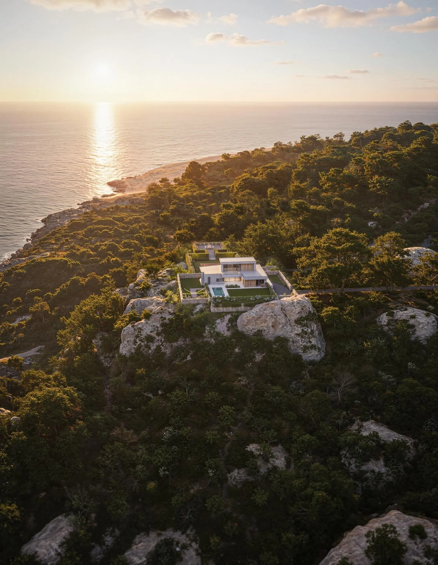 En modern villa placerad h&ouml;gt &ouml;ver havet, d&auml;r arkitekturen f&ouml;ljer landskapet och l&aring;ter utsikten vara i fokus💫

Huset best&aring;r av enkla volymer i ljus betong som kombineras med natursten och tr&auml;. De stora glaspartie