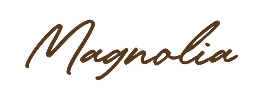 Texto que dice 'Magnolia' en letra cursiva de color marrón.