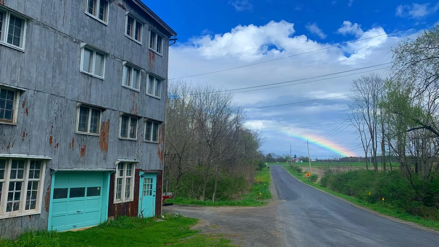 A Carman Road rainbow low to the Eastern horizon this spring afternoon ☔️🌈