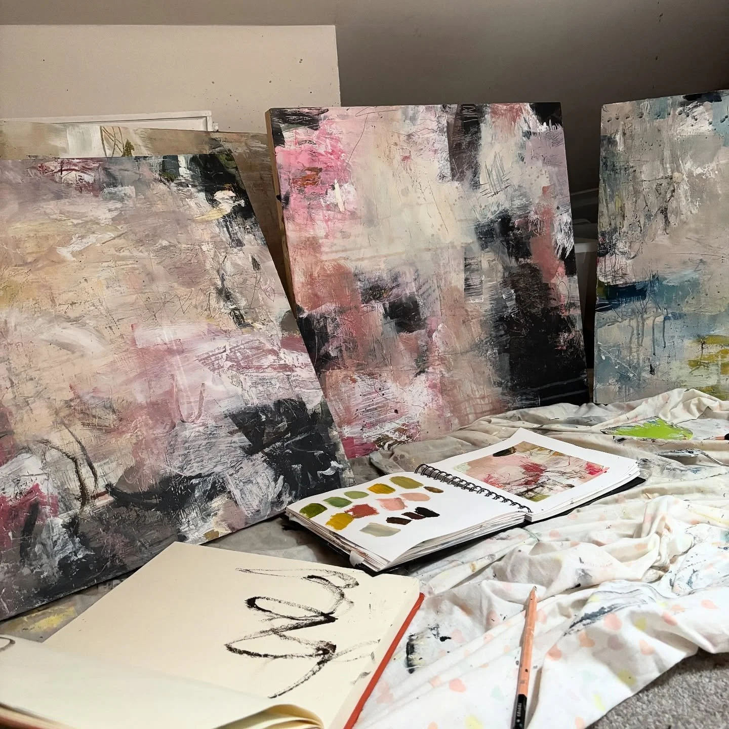 Loved this little painting session today. Making more moves on some whilst waiting to watch others to see if they are complete or need more. Always loosening up with some journal play too! 

#abstractart #art #contemporaryart #abstract #artist #paint
