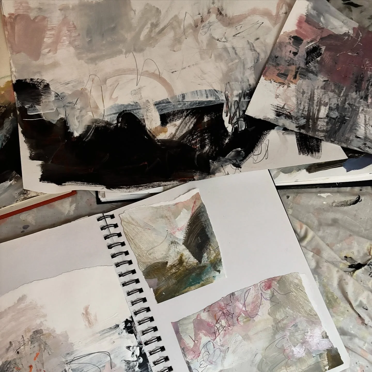 I love this view. I can&rsquo;t wait to get back into my art space today. 

So much inspiration buzzing around my head! Just wanting to try more and more techniques and ignore the &ldquo;shoulds&rdquo;. 

#abstractart #art #contemporaryart #abstract 