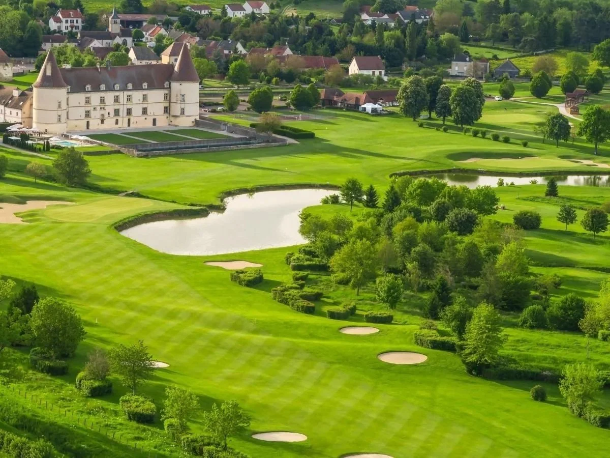 Situé à 800 m, le Golf du Château de Chailly est un parcours 18 trous, par 73 de 6 160 mètres des repères blancs. Il est dans le classement de Fairways Magazine.