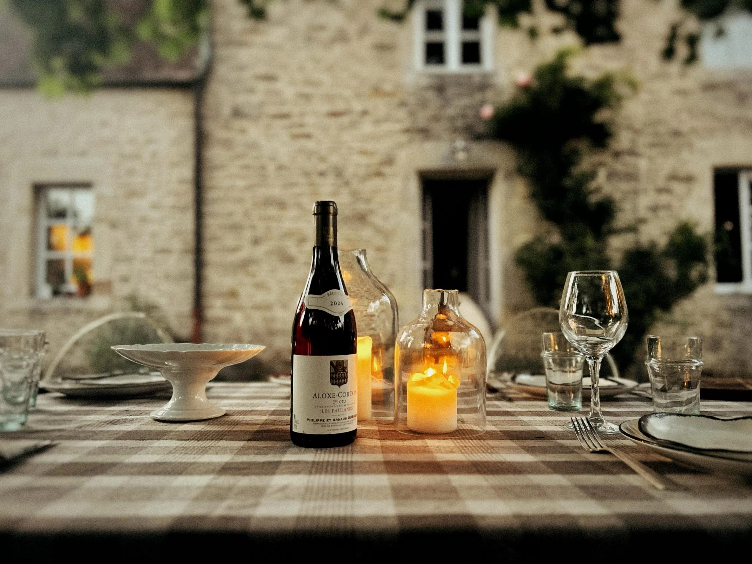 Une douce soir&eacute;e d&rsquo;&eacute;t&eacute; &agrave; Maison Meurette.
#guesthouses #artdevivre&agrave;lafran&ccedil;aise #burgundy #aloxecorton #beaune