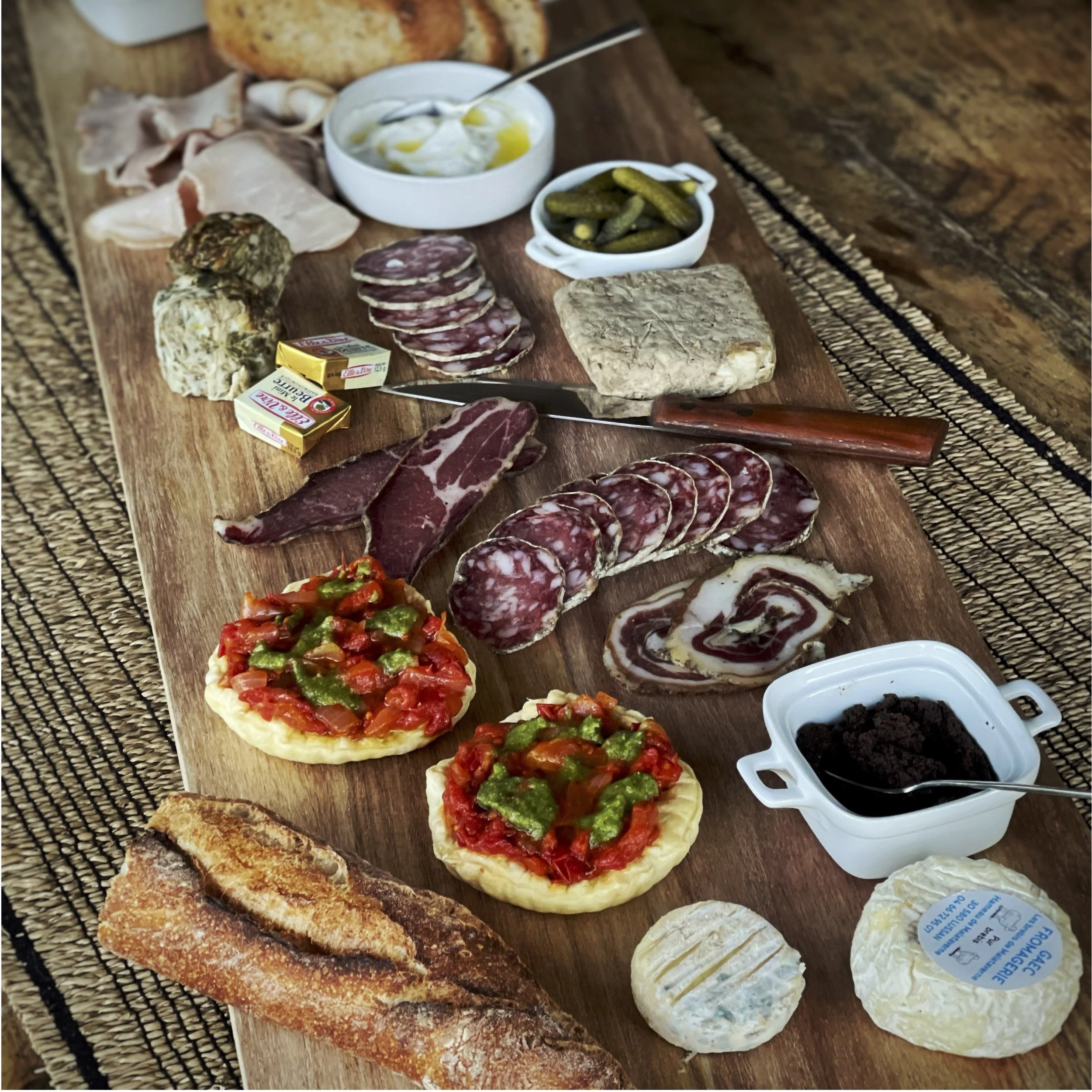 Sur réservation : 
Nous pouvons vous préparer des planches apéritives et de la petite restauration. 

