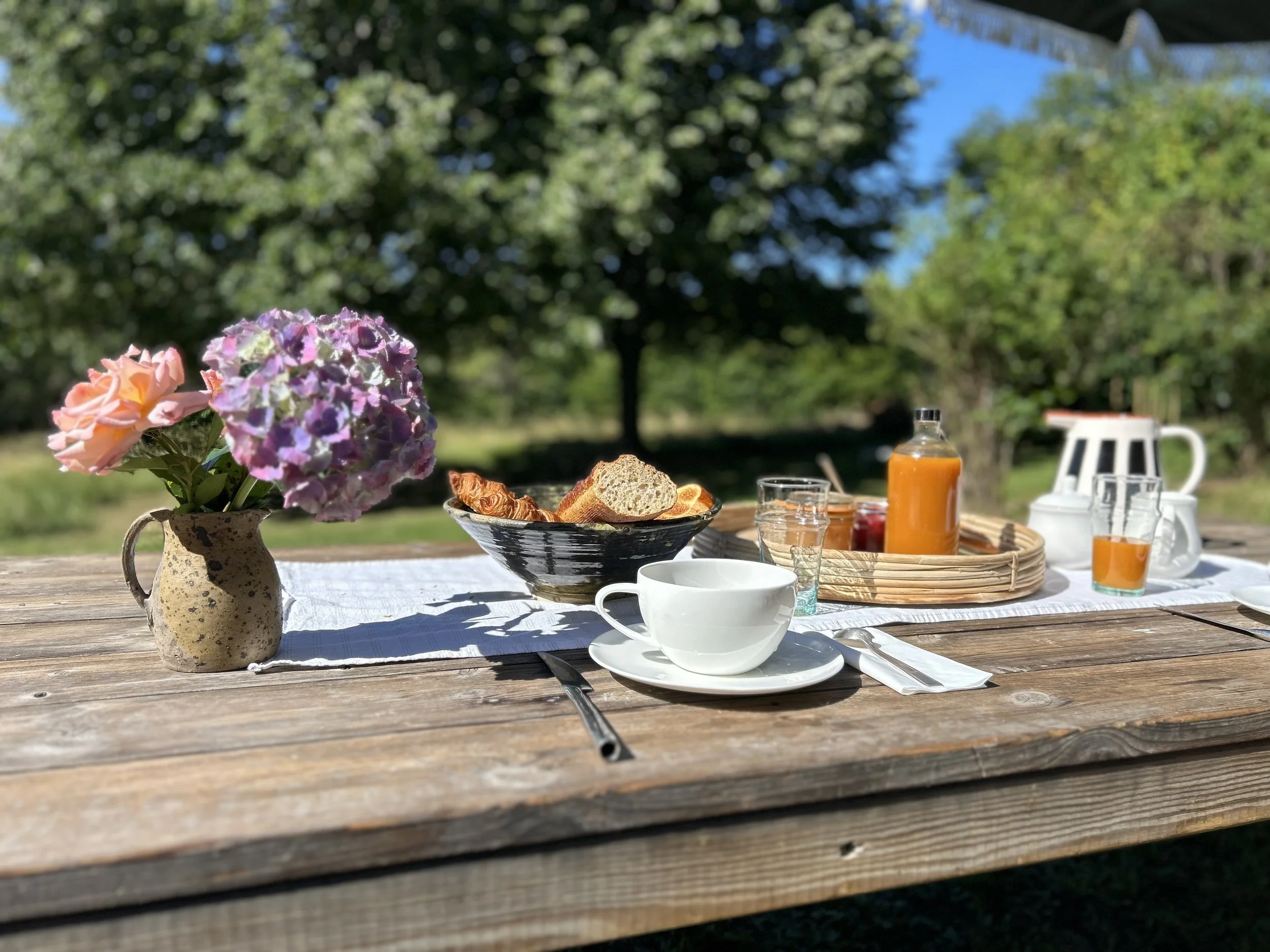 Inclus, le petit-déjeuner est composé de pain, viennoiserie, confitures maison et jus de fruit.