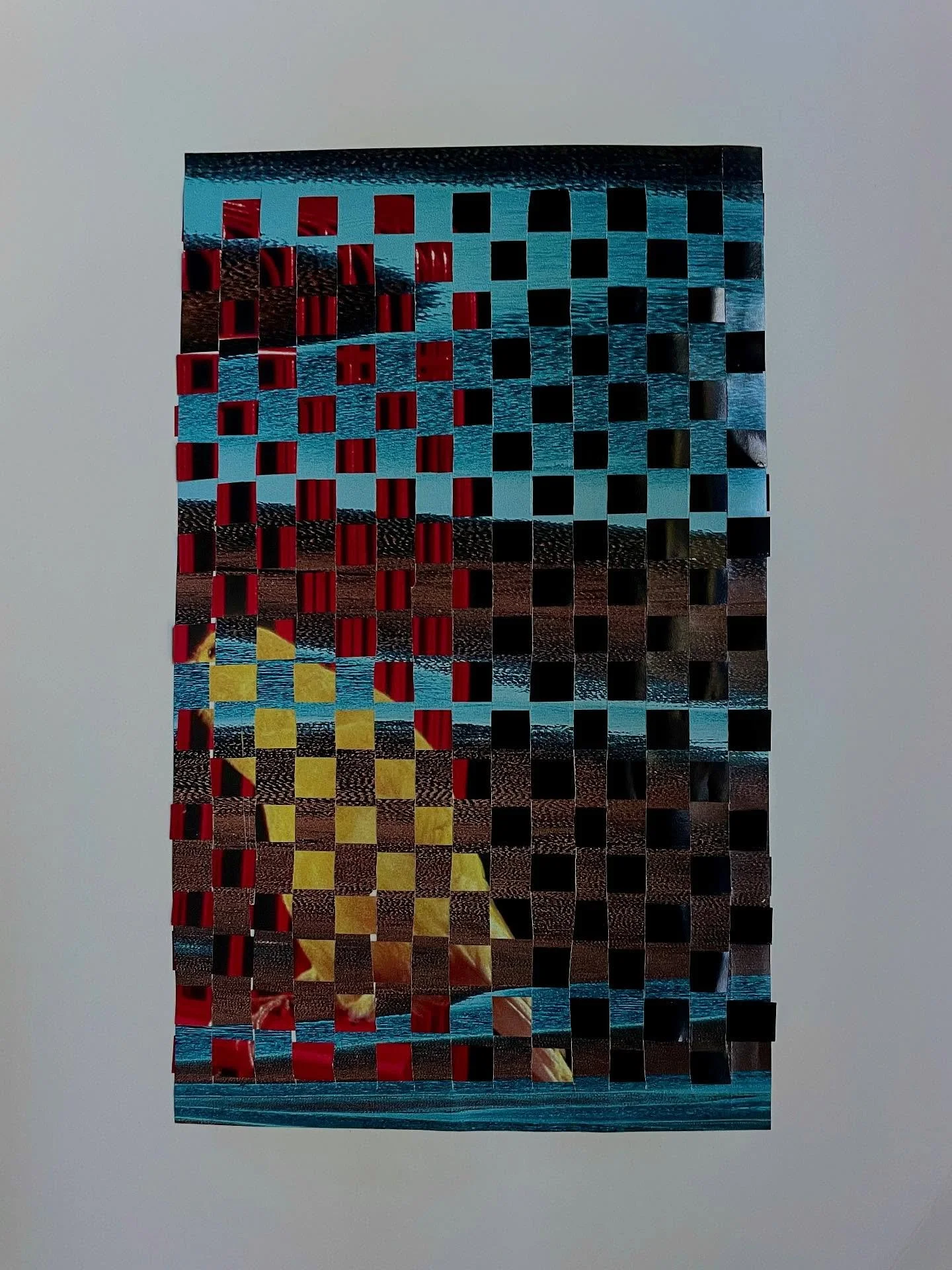 been including birds in my art a lot recently! Not on purpose, but every time i observe them i feel inspired!💛💛💛
a little paper weaving fun! I also like this little primary color palette hehe!