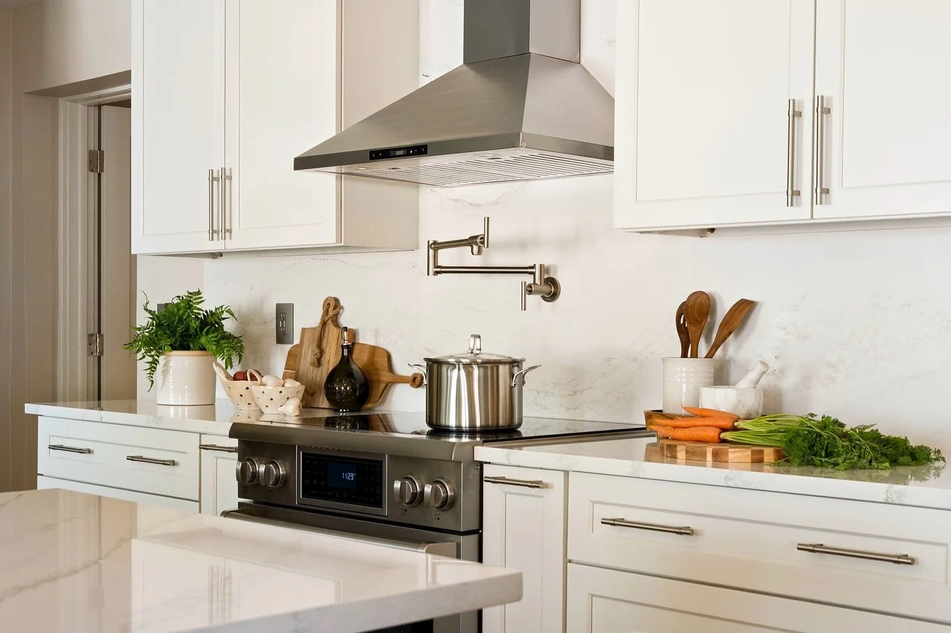 Simplicity is the ultimate sophistication. 🤍

Countertops/full height backsplash: @cambriasurfaces Lakedale 

Design/styling @arochicstagingco 
Photography: @fergusonimagery