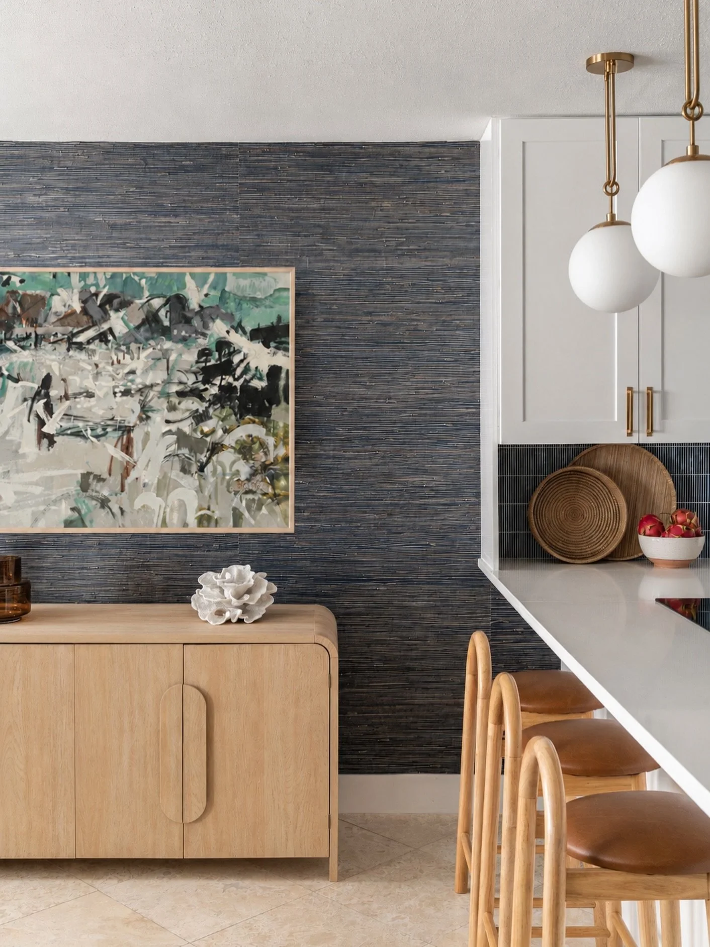 ✨A moment from project Sunset Ch&acirc;teau.✨

I love how the grasscloth wallpaper adds mood and dimension without overwhelming the room. It gives the space depth while still allowing everything to feel calm, elevated, and collected.

Would you ever 