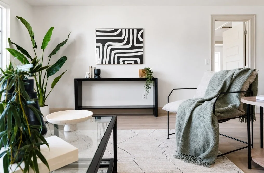 Minimal styling. Maximum impact.
Creating welcoming spaces that photograph beautifully and help buyers emotionally connect the moment they walk in.

Staging: @arochicstagingco 
Photography: @fergusonimagery 

#HomeStagingExpert #InteriorStyling #Mode