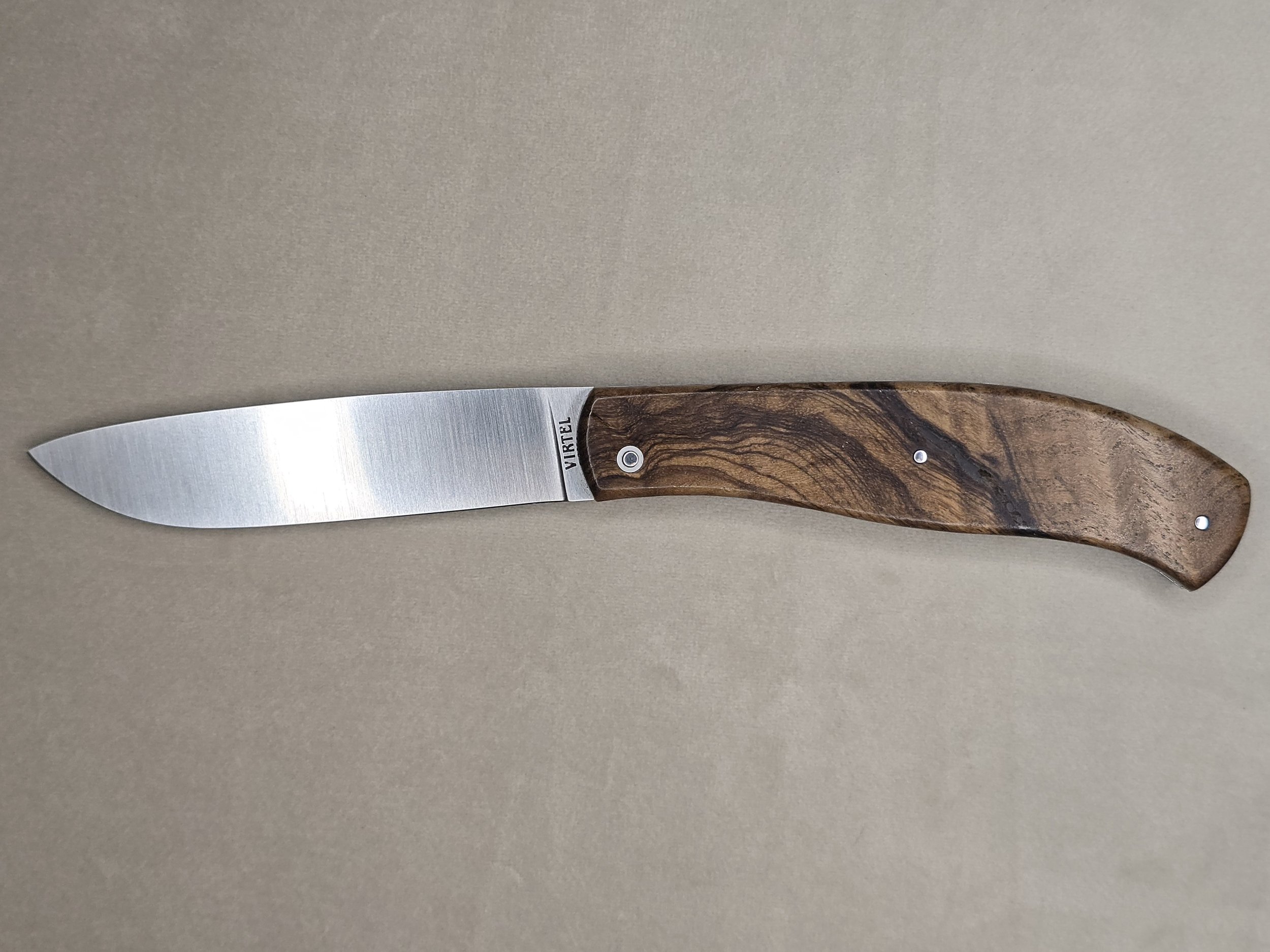 Couteau Le René - Ronce de Frêne Olivier Stabilisée / Acier Carbone C130