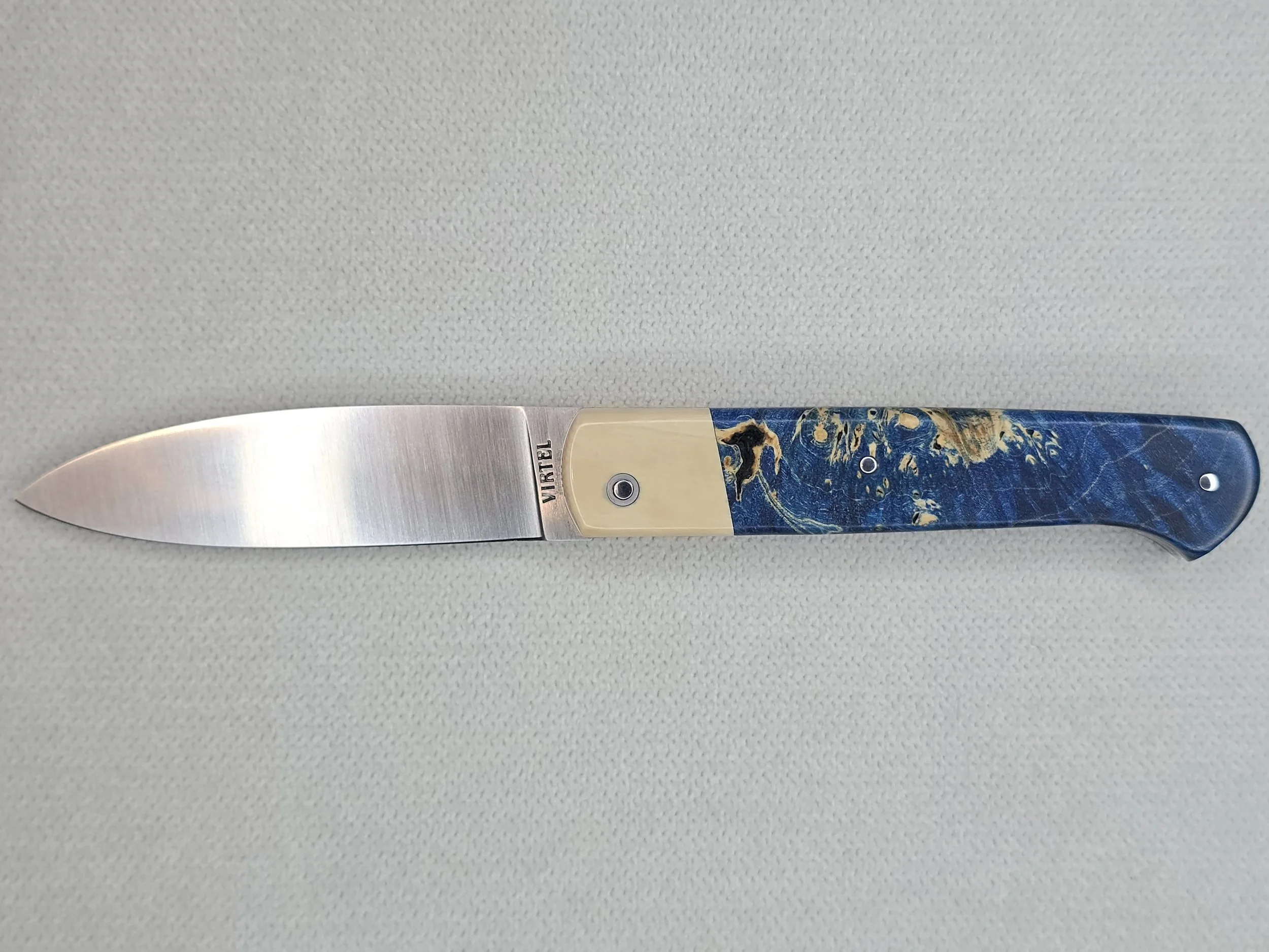 Couteau Le Maxou - Loupe d'Érable Teintée / Ivoire de Mammouth / Acier Inoxydable RWL34