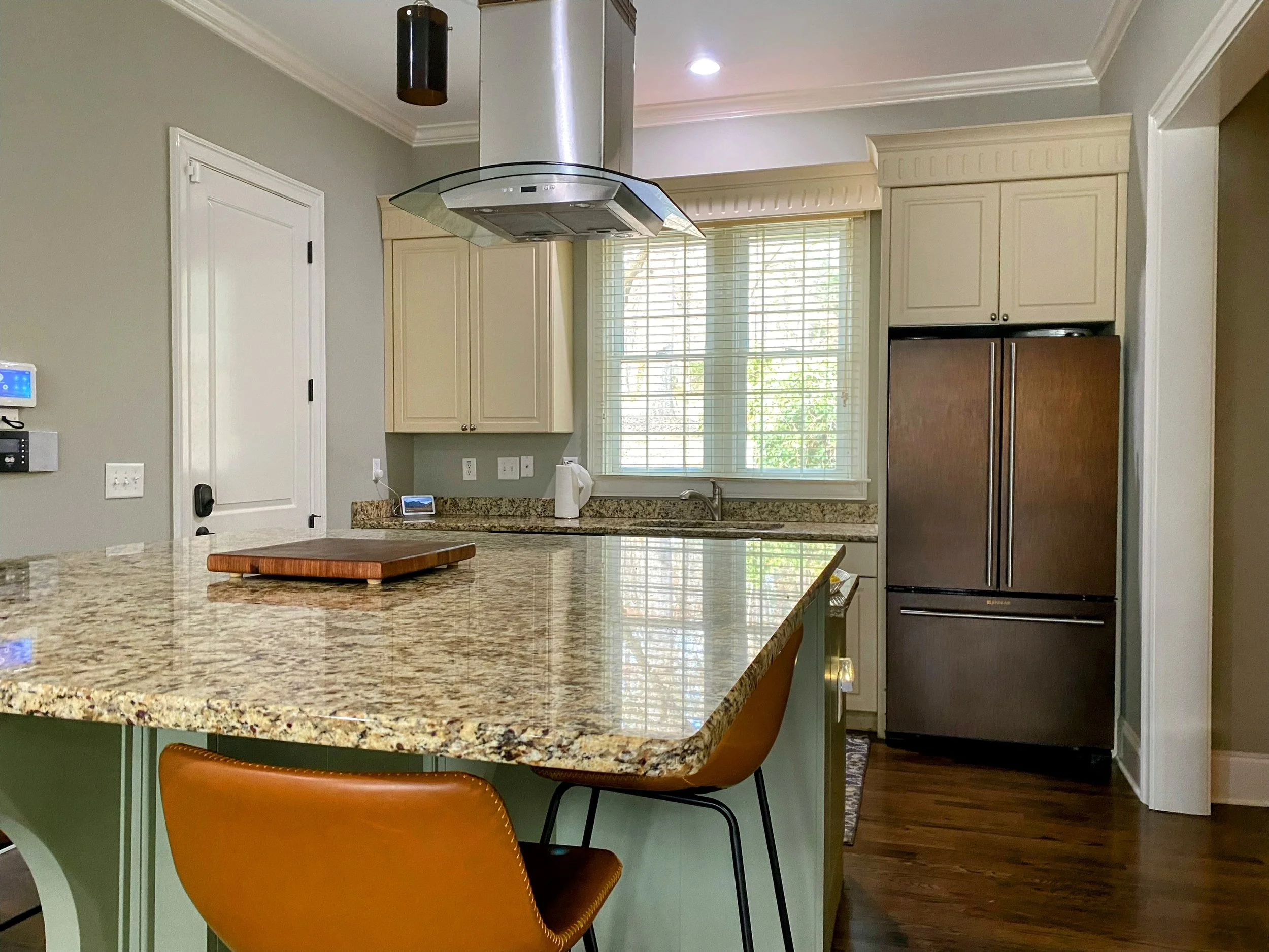Kitchen w: bar.JPG