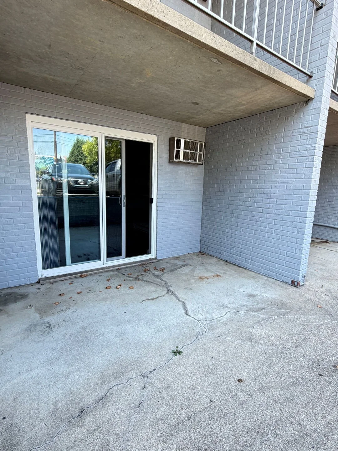 Step outside and enjoy the extra room to relax! 🌿 Our first-floor apartments feature spacious private patios that give you the perfect extension of your living space. Whether you're sipping your morning coffee, creating a cozy outdoor retreat, or gi