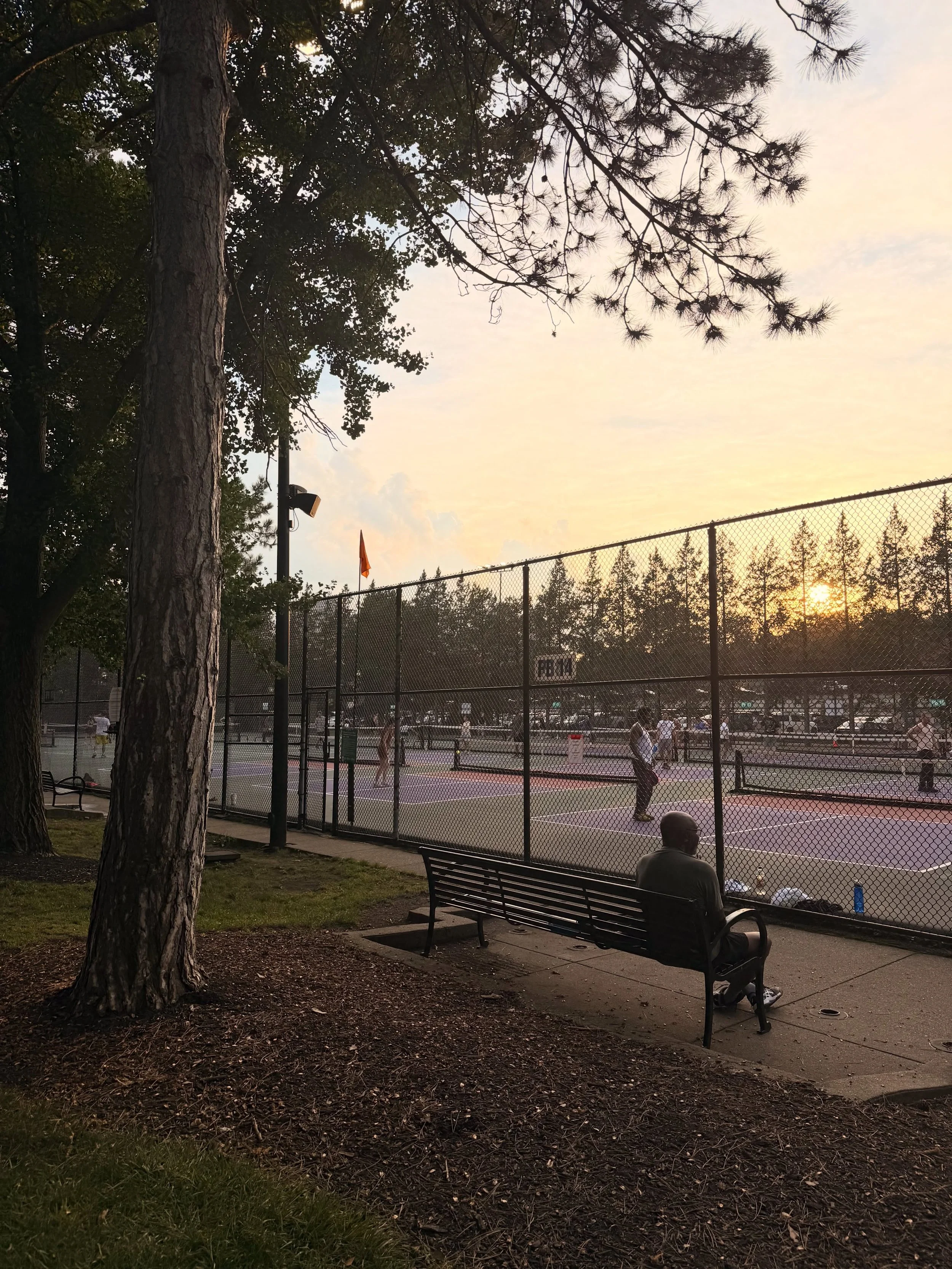 Walk to one of Cincinnati&rsquo;s favorite riverfront parks. 🌳🎾 From pickleball and river views to unforgettable sunsets, Sawyer Point Park is just minutes from Flats on the Row. #LiveConnected #flatsontherow