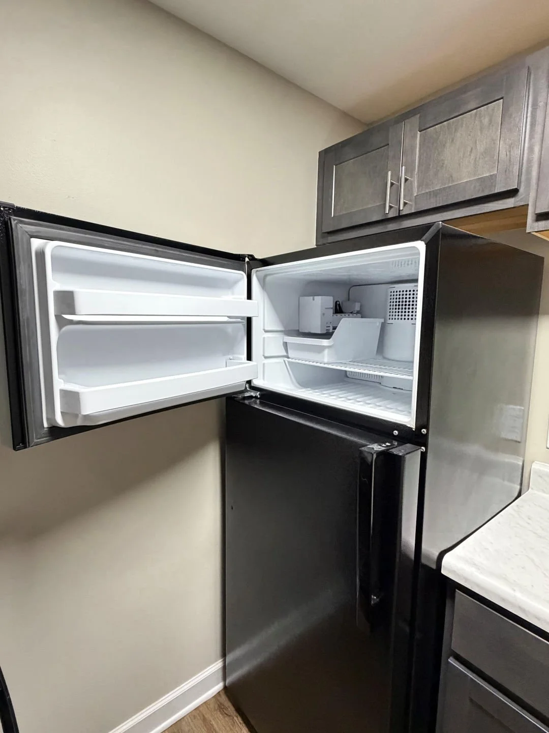 Say goodbye to filling ice trays, our apartments feature refrigerators with built-in ice makers, making it easy to keep your favorite drinks chilled and ready to enjoy.From morning iced coffee to refreshing summer beverages, we&rsquo;ve got the detai