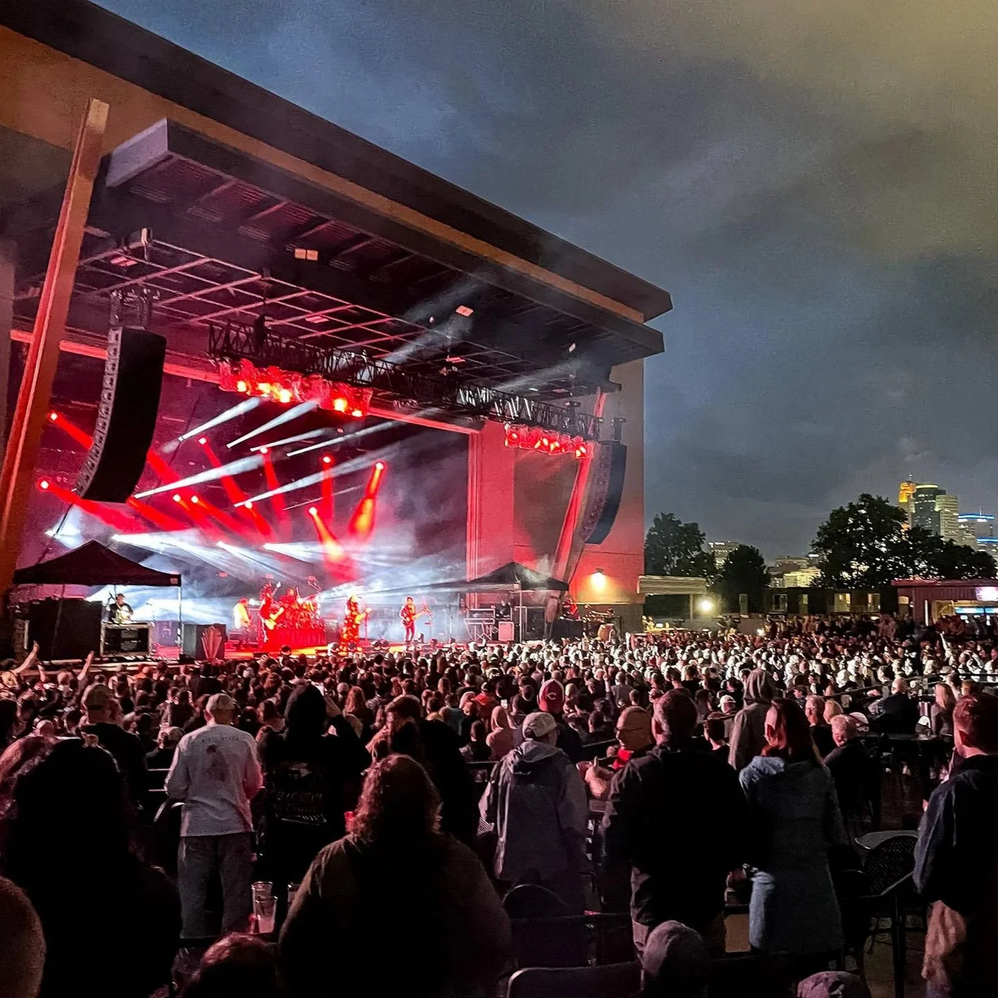 Catch a show at MegaCorp Pavilion before the outdoor season comes to an end! From live music to unforgettable nights out, one of Newport&rsquo;s best entertainment spots is right in Flats on the Row&rsquo;s backyard. 🎤🌙Close enough to enjoy the exc