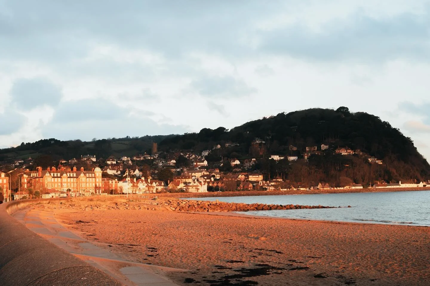 A breathtaking Minehead sunrise. 🌅 

#countrycottage #weddingvenue #exmoor #staycation #smallwedding #holidaycottage #exmoorholiday #southwest #somerset #minehead #sunrise #sunset
