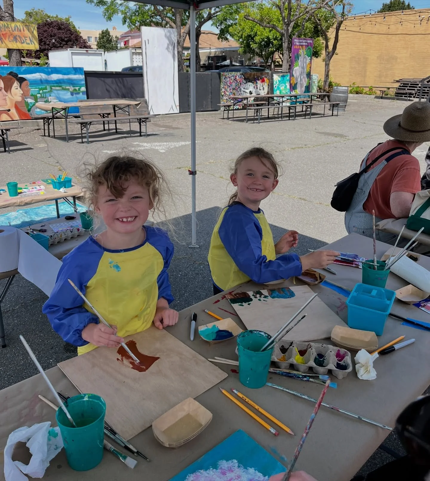 Art Mob at Webster Park happening now until 4pm! 

Today - Sunday, April 19th. 

Come help us beautify Webster Park and decorate 🐝 Bee Pollinator Boxes 🎨🫟👩🏽&zwj;🎨🧑🏻&zwj;🎨

Join the Creativity Center of Alameda, 100K Trees and the West Alamed